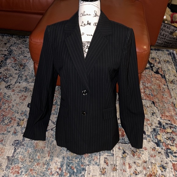 Beautiful Pin Striped Blazer EUC - Picture 2 of 10